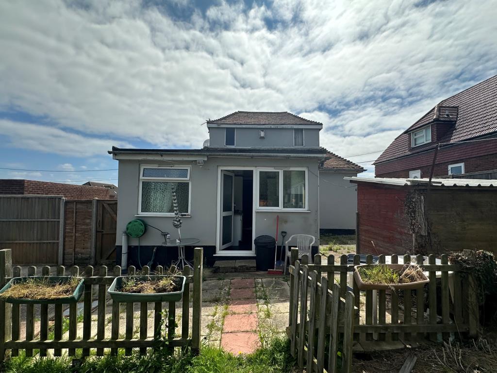 Lot: 46 - DETACHED BUNGALOW WITH POTENTIAL - Rear of property
